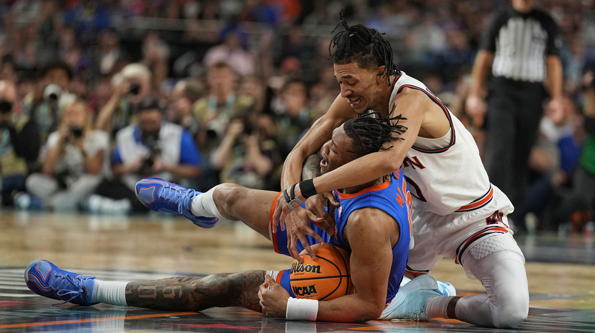Florida Gators guard Alijah Martin (15) battles for the ball against Auburn Tigers guard Chad Baker-Mazara (10) in the semifinals of the men's Final Four of the 2025 NCAA Tournament at the Alamodome.