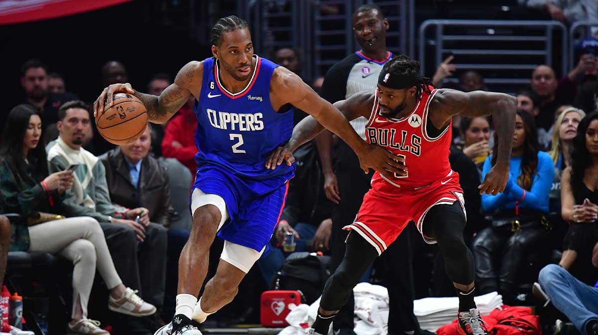 Clippers forward Kawhi Leonard (2) moves the ball against Chicago Bulls guard Patrick Beverley (21)