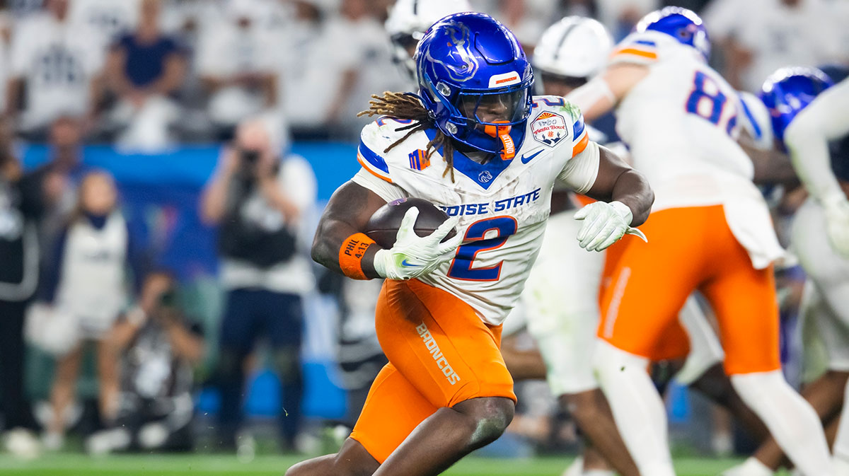 Boise State Broncos running back Ashton Jeanty (2) against the Penn State Nittany Lions during the Fiesta Bowl at State Farm Stadium.