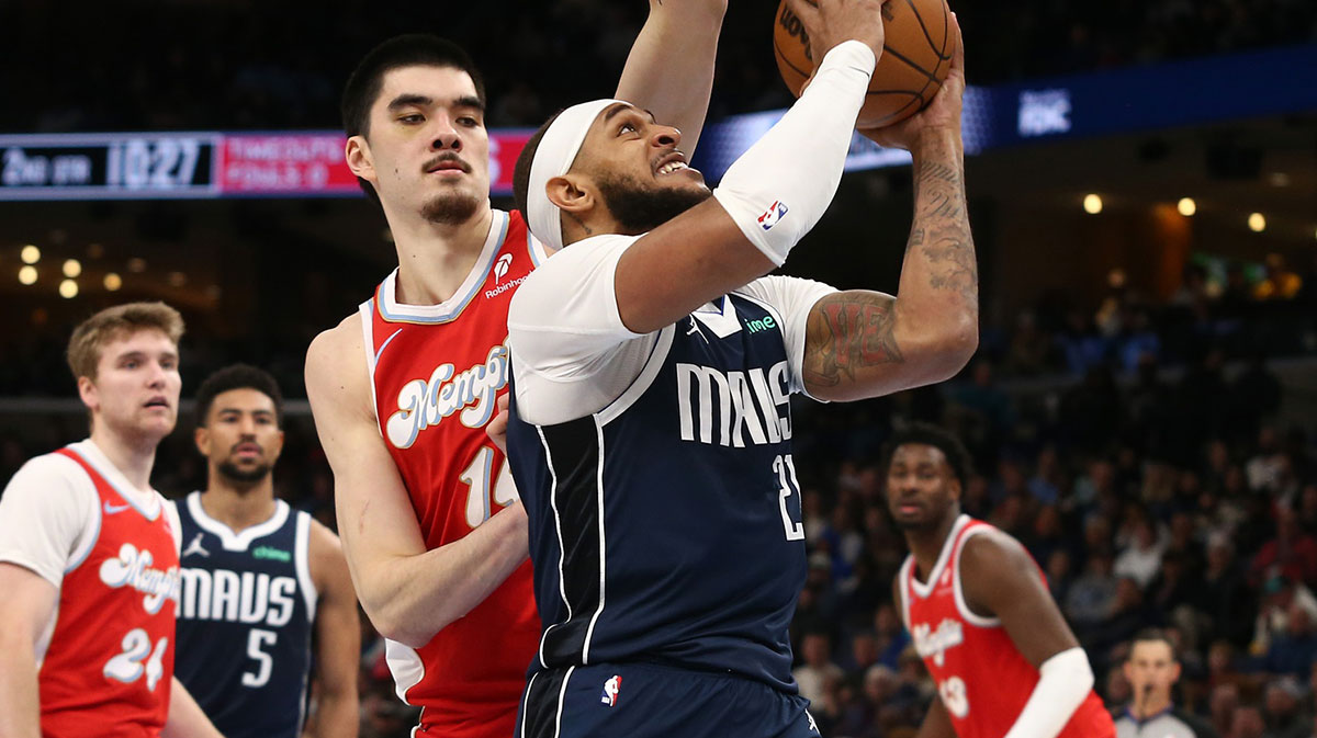 Dallas Mavericks center Daniel Gafford (21) drives to the basket as Memphis Grizzlies center Zach Edey (14) defends during the second quarter at FedExForum.