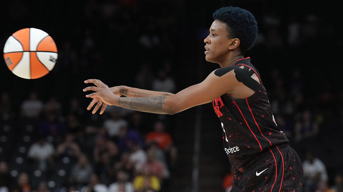 Indiana Fever guard Danielle Robinson (3) passes the ball against the Phoenix Mercury during the second half at Footprint Center.