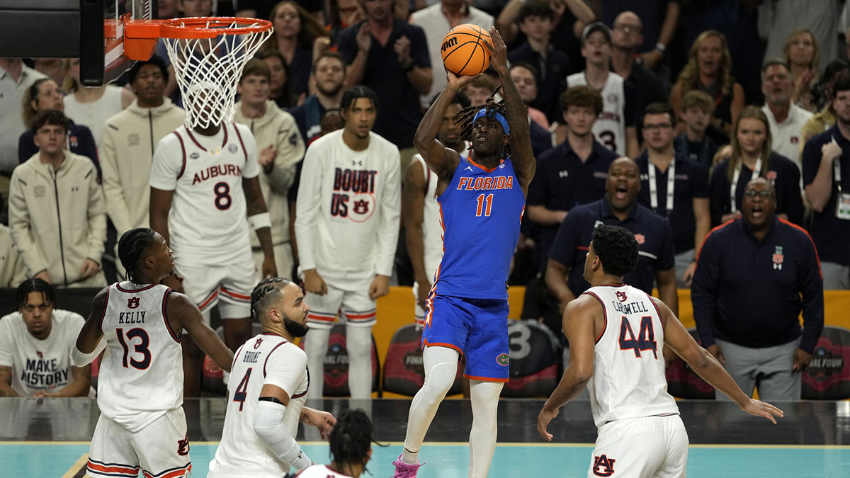 Florida Gators guard Denzel Aberdeen (11) shoots the ball against the Auburn Tigers during the first half in the semifinals of the men's Final Four of the 2025 NCAA Tournament at Alamodome.