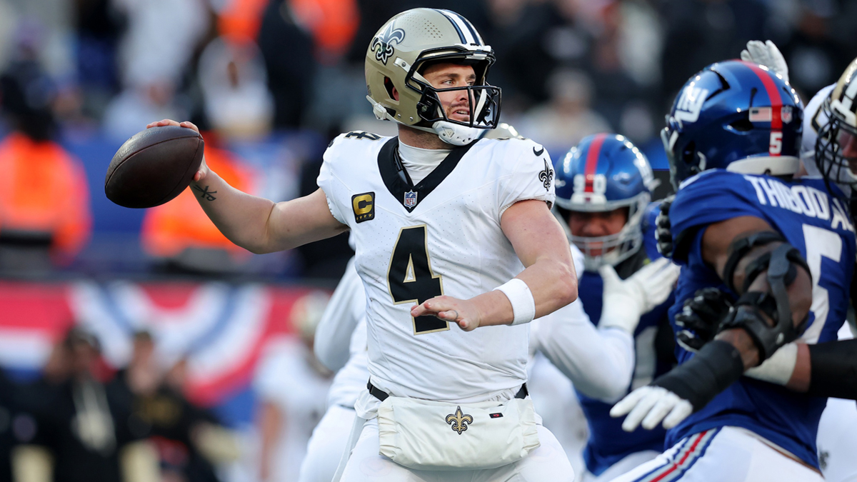 New Orleans Saints quarterback Derek Carr (4) drops back to pass against the New York Giants during the third quarter at MetLife Stadium.