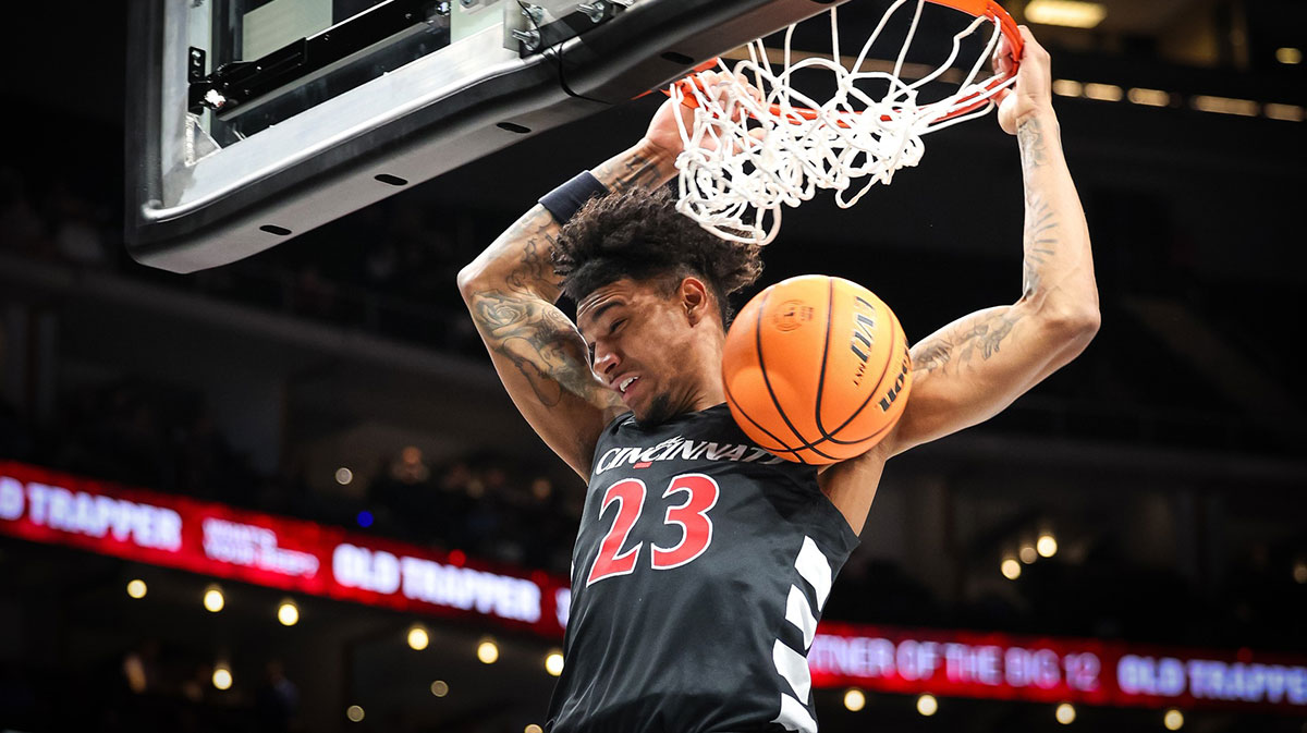 Bearcats forward Dillon Mitchell (23) dunks during the second half against the Iowa State Cyclones at T-Mobile Center.