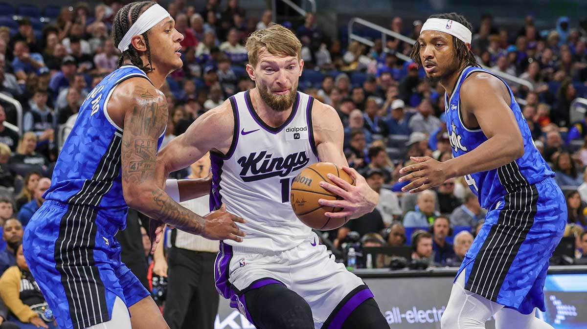 The Sacramento Kings Domantas Sabonis (10) striker goes to the basket against the striker of Magic Orlando, Paolo Banchero (5) and the Magic Center of Orlando Wendell Carter Jr. (34) in the first trimester at the Kia Center.
