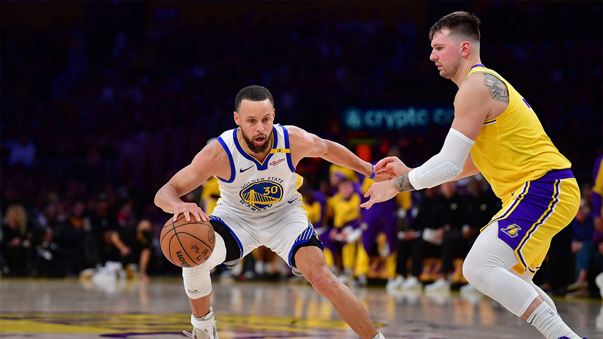 Golden State Warriors guard Stephen Curry (30) controls the ball against Los Angeles Lakers guard Luka Doncic (77) during the second half at Crypto.com Arena.