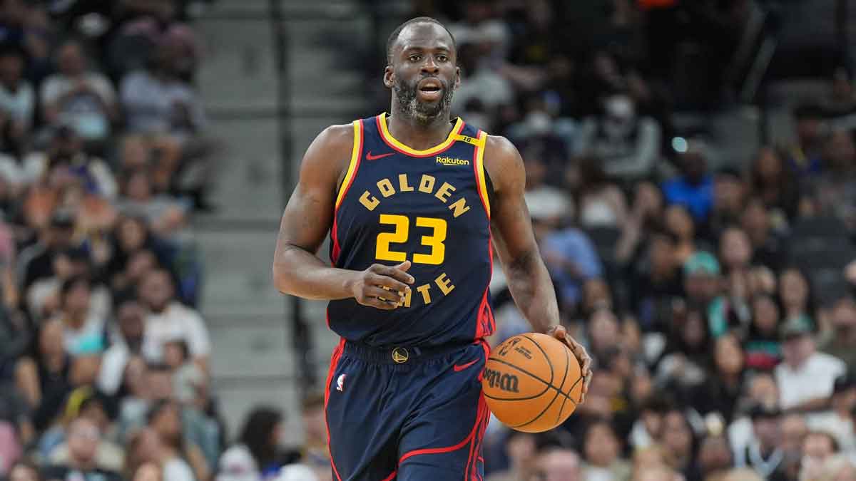 Golden State Warriors forward Draymond Green (23) brings the ball up the four in the first half against the San Antonio Spurs at Frost Bank Center.