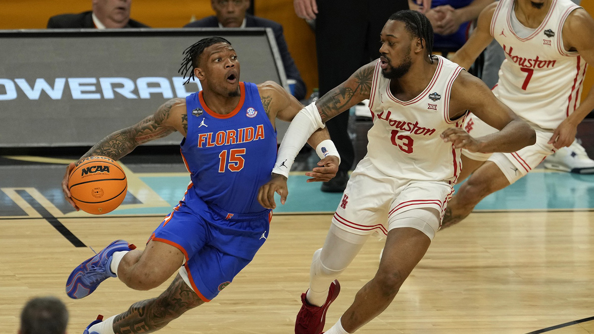 Florida Gators guard Alijah Martin (15) dribbles the ball against Houston Cougars forward J'Wan Roberts (13) during the second half in the national championship game of the Final Four of the 2025 NCAA Tournament at the Alamodome.