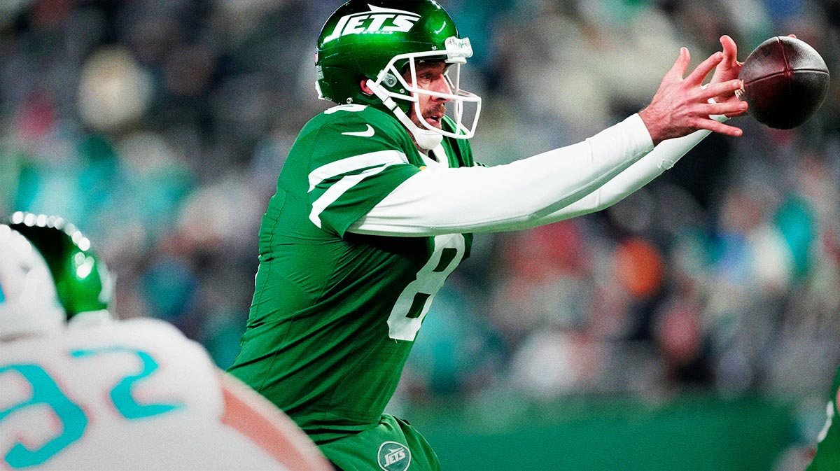 New York Jets quarterback Aaron Rodgers (8) grabs the snap, Sunday January 5, 2025, in East Rutherford.