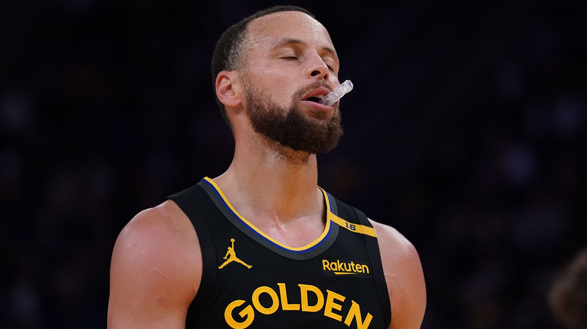 Golden State Warriors guard Stephen Curry (30) catches his breathe against the San Antonio Spurs in the fourth quarter at Chase Center.
