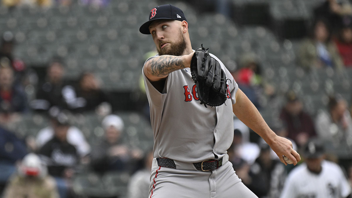 Boston Red Sox pitcher Garrett Crochet (35) delivers against the Chicago White Sox during the first inning at Guaranteed Rate Field