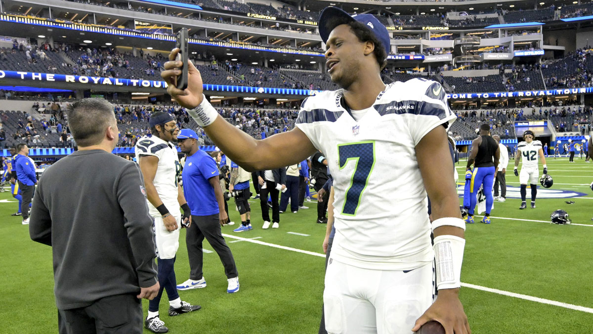 Seattle Seahawks quarterback Geno Smith (7) leaves the field following the game against the Los Angeles Rams at SoFi Stadium.