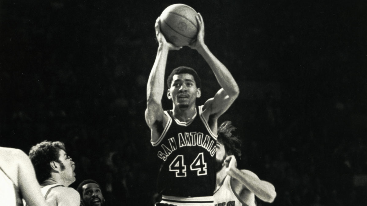 San Antonio Spurs forward George Gervin (44) in action against the Indiana Pacers.