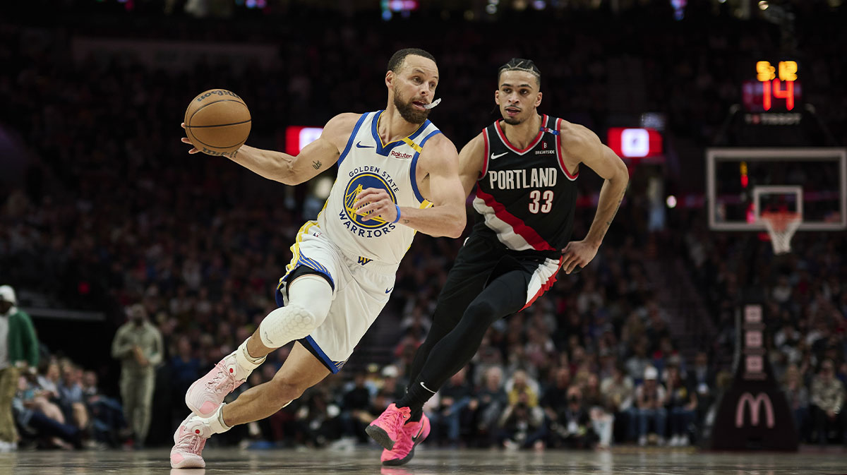 Golden State Warriors guard Stephen Curry (30) drives to the basket during the second half against Portland Trail Blazers forward Toumani Camara (33) at Moda Center.