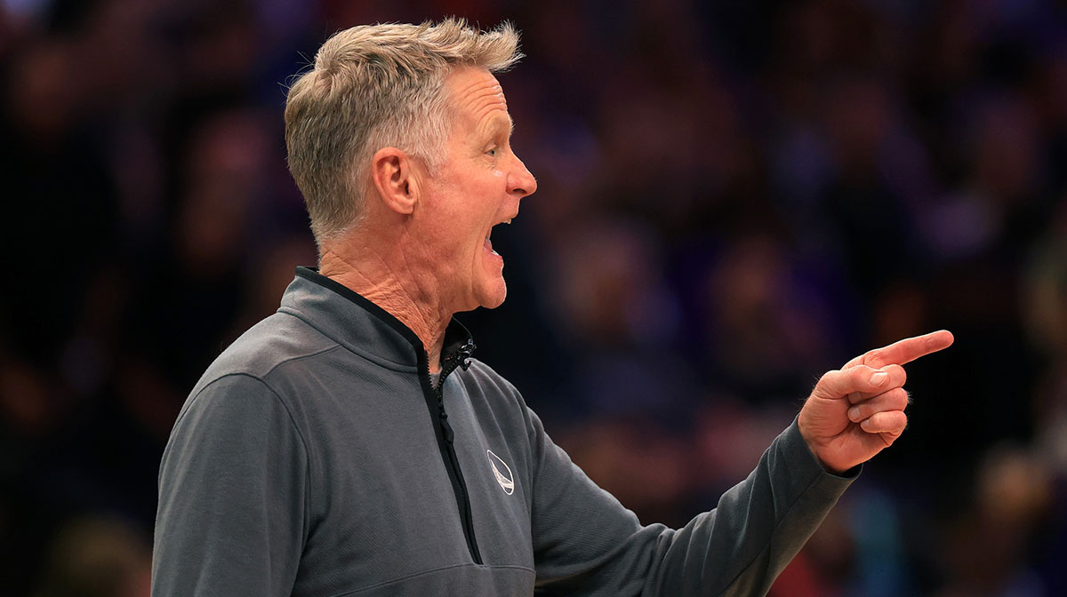 Golden State Warriors head coach Steve Kerr reacts against the Phoenix Suns during the first half at Footprint Center.