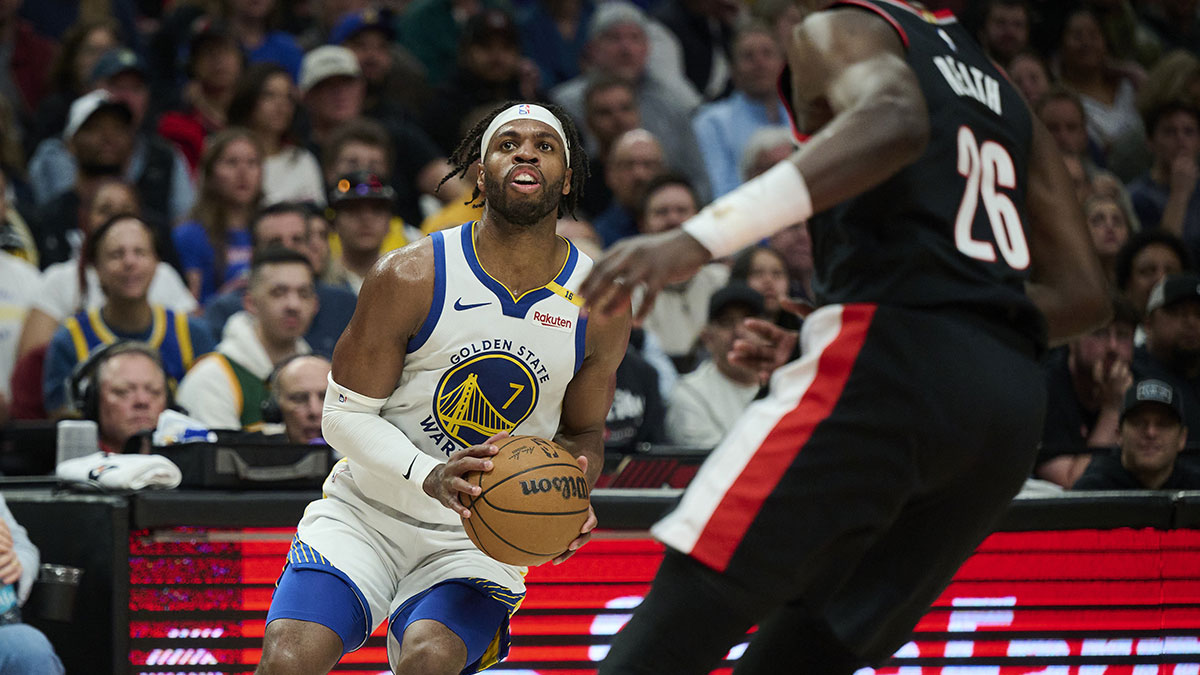 Golden State Warriors guard Buddy Hield (7) sets up for a jump shot during the first half against Portland Trail Blazers center Duop Reath (26) at Moda Center.