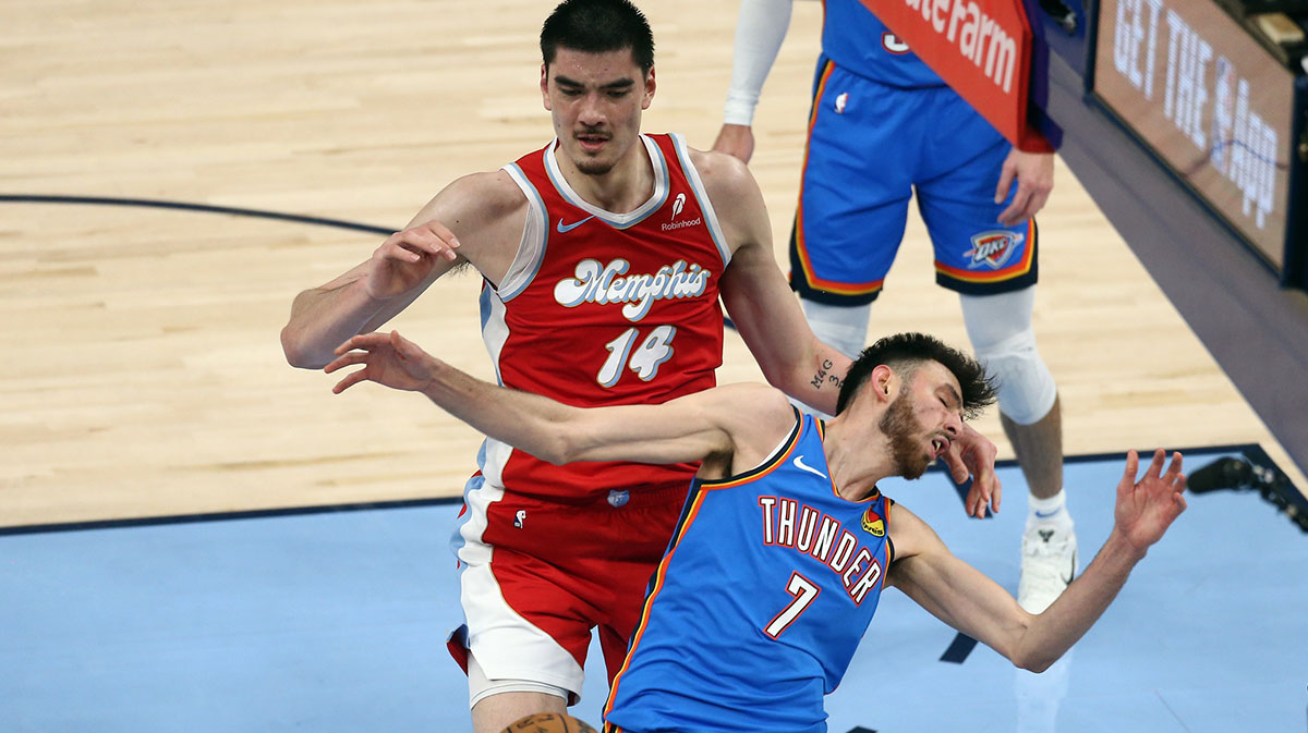 Grizzlies center Zach Edey (14) and Oklahoma City Thunder forward Chet Holmgren (7) battle