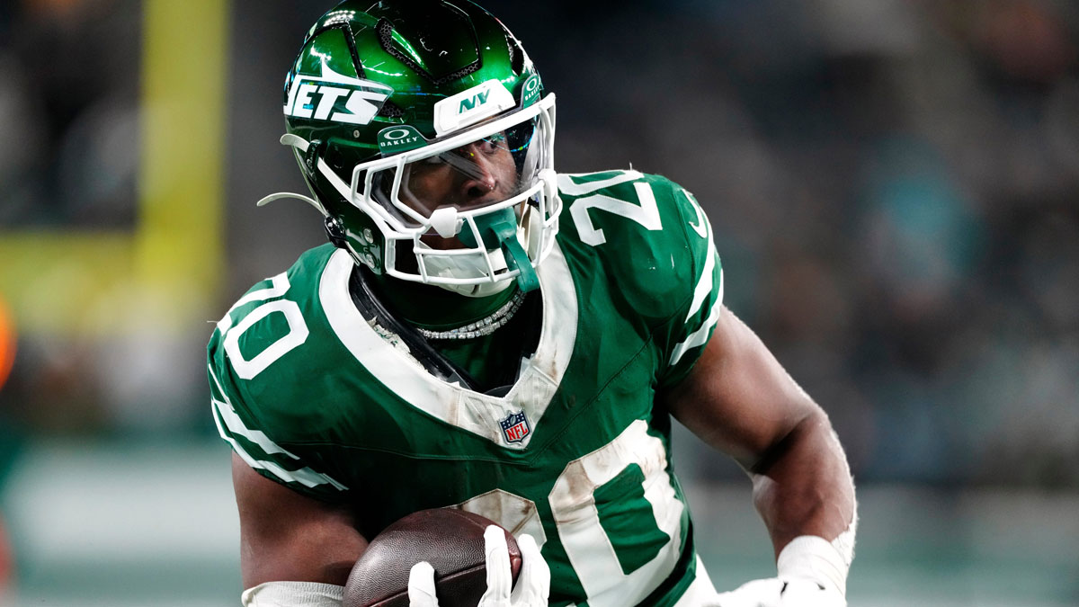 New York Jets running back Breece Hall (20) runs with the ball, Sunday January 5, 2025, in East Rutherford.