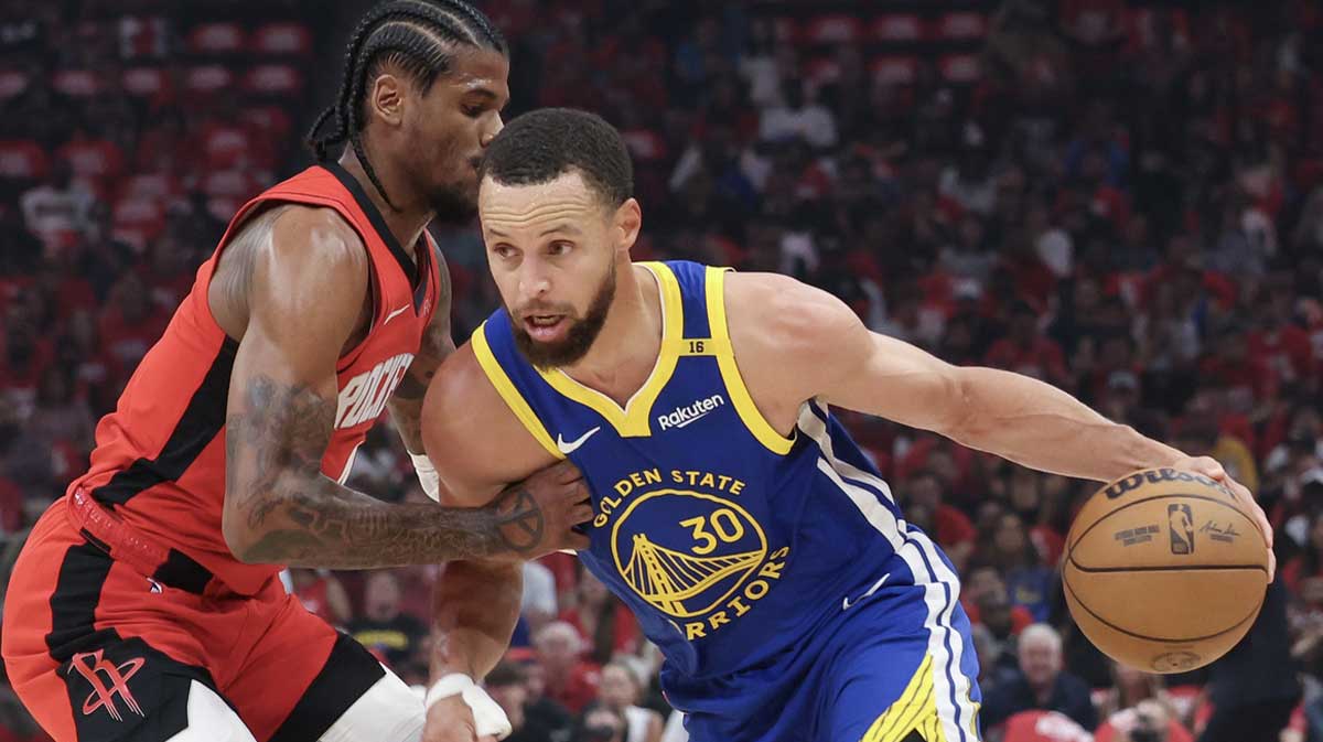 Golden State Warriors guard Stephen Curry (30) dribbles against Houston Rockets guard Jalen Green (4) in the first quarter during game five of first round for the 2025 NBA Playoffs at Toyota Center.