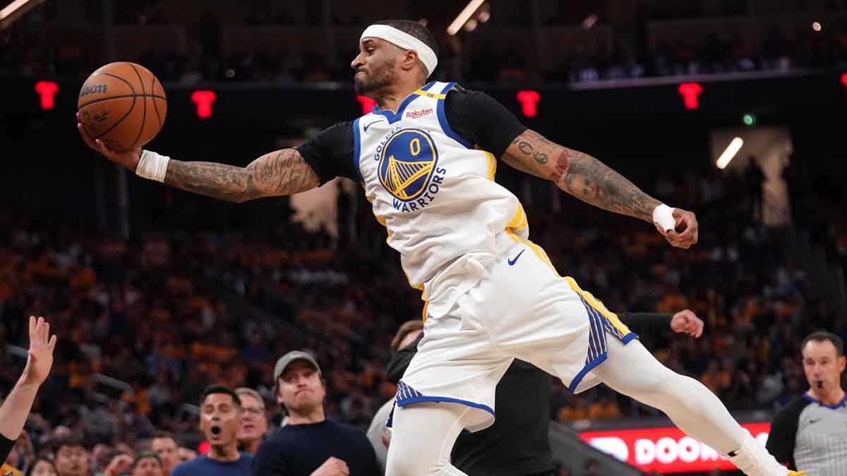 Cleveland Cavaliers guard Max Strus (1) drives to the basket past Miami Heat forward Haywood Highsmith (24) in the second quarter during game four for the first round of the 2025 NBA Playoffs at Kaseya Center.