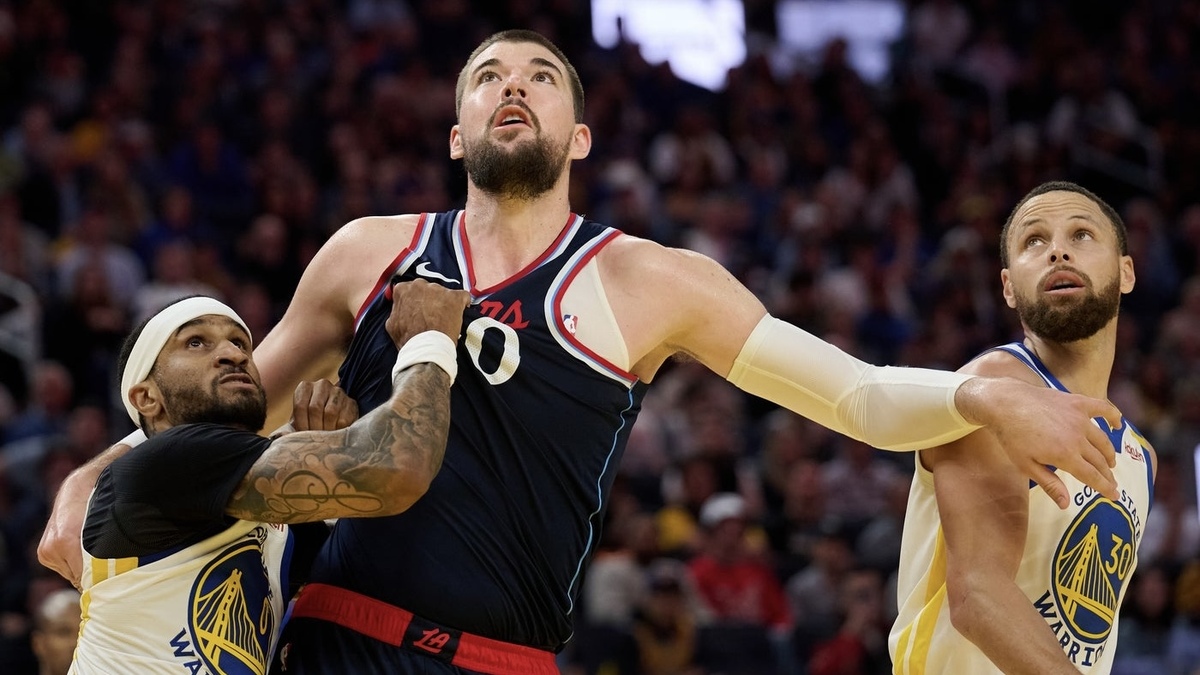Golden State Warriors guard Gary Payton II (0) and guard Stephen Curry (30) vie for position against LA Clippers center Ivica Zubac (40) during the fourth quarter at Chase Center.