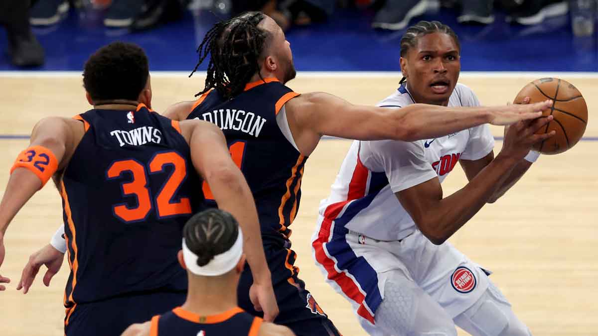 Jalen Brunson riles up angry Pistons fans with Game 3 eye poke
