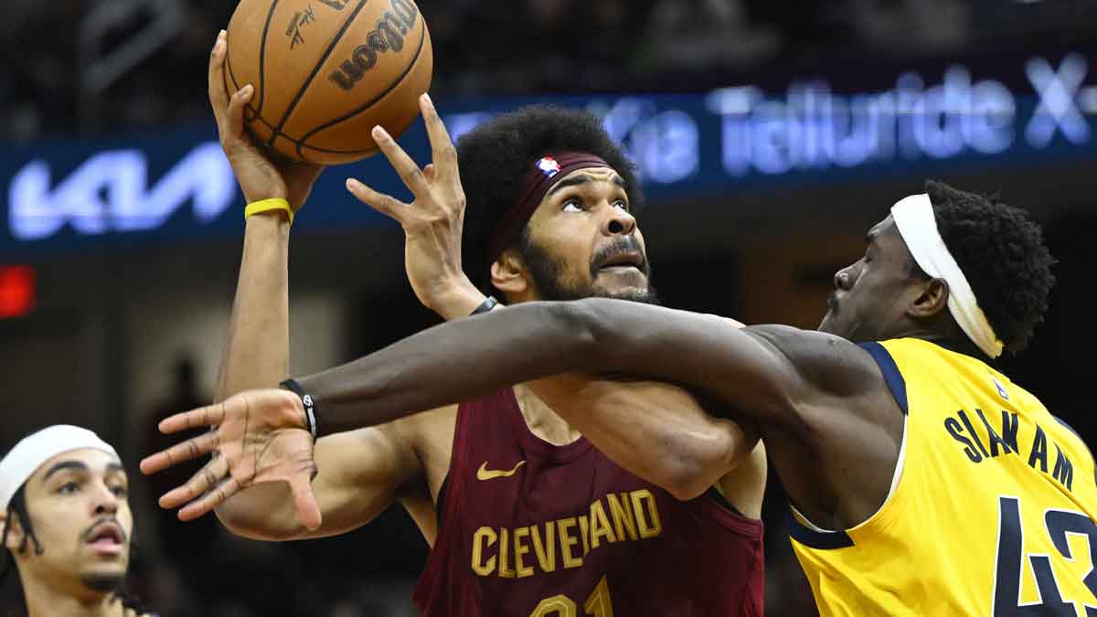 The center of Cleveland Cavaliers Jarrett Allen (31 years old) is looking to shoot the Indiana Pacers striker Pascal Siakam (43) in the second quarter in Rocket Mortgage Fieldhouse.