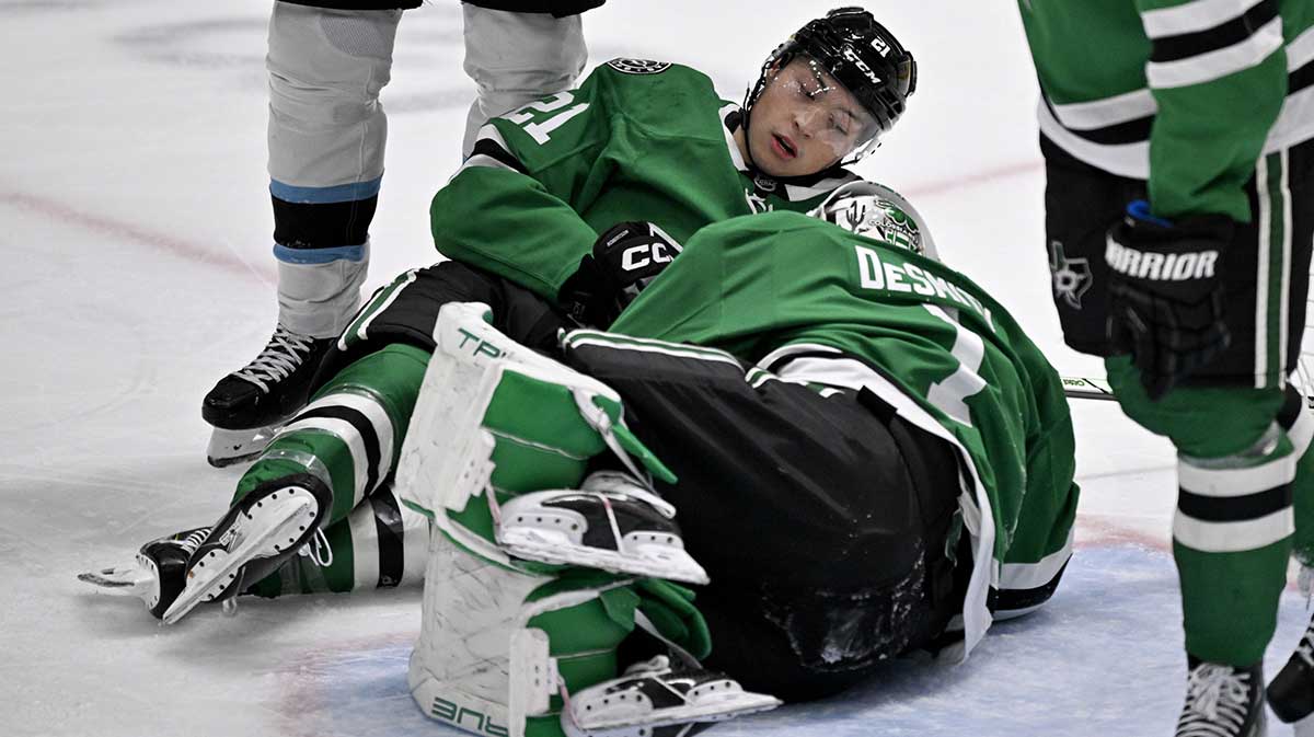 Dallas Stars left wing Jason Robertson (21) collides with goaltender Casey DeSmith (1) during the third period at the American Airlines Center.