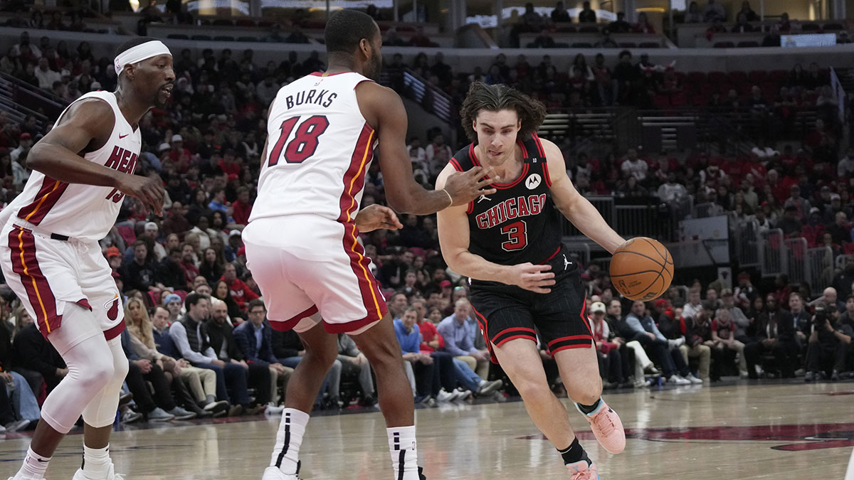 Miami Heat guard Alec Burks (18) defends Chicago Bulls guard Josh Giddey (3) during the first quarter at United Center. Mandatory Credit: David Banks-Imagn Images