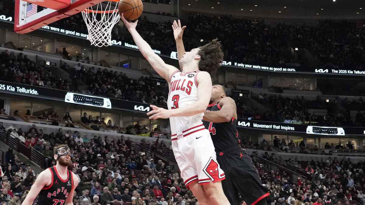 Toronto Raptors forward Scottie Barnes (4) defends Chicago Bulls guard Josh Giddey (3) during the second half at United Center.