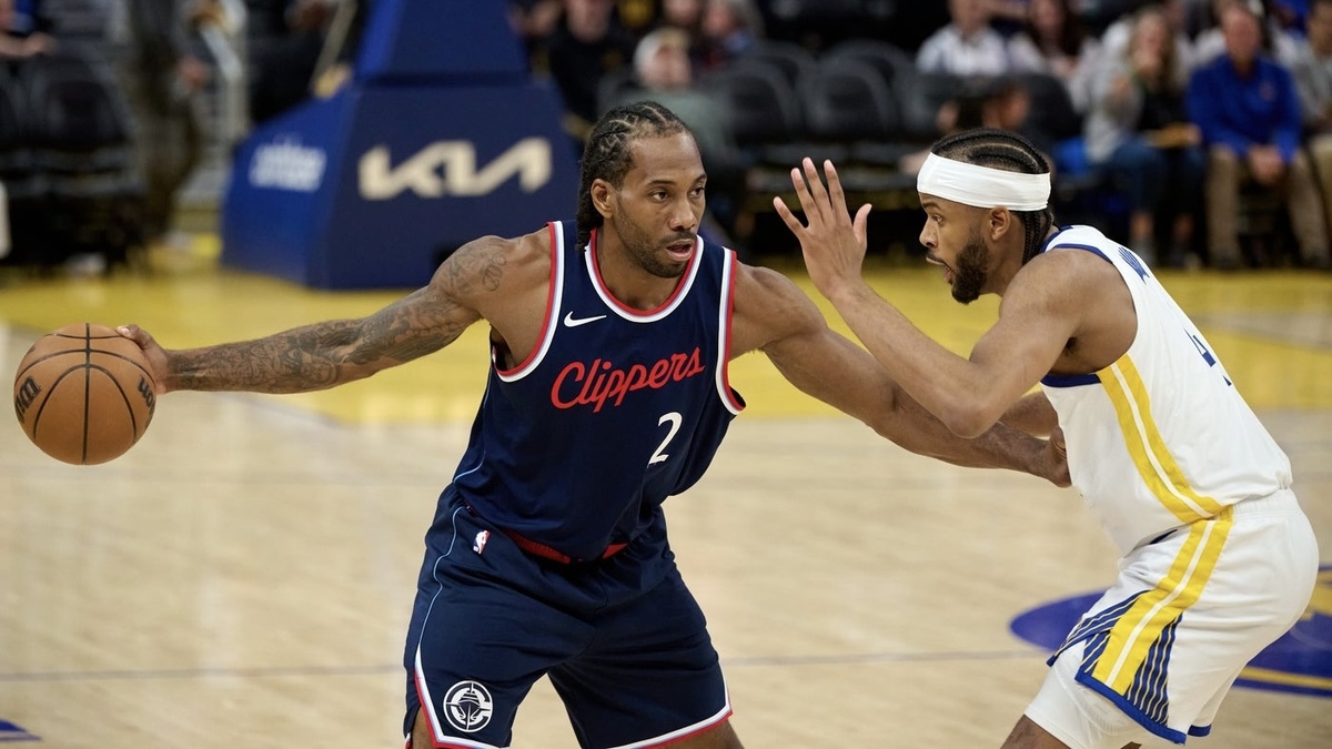 LA Clippers forward Kawhi Leonard (2) controls the ball against Golden State Warriors guard Moses Moody (4) during the third quarter at Chase Center.