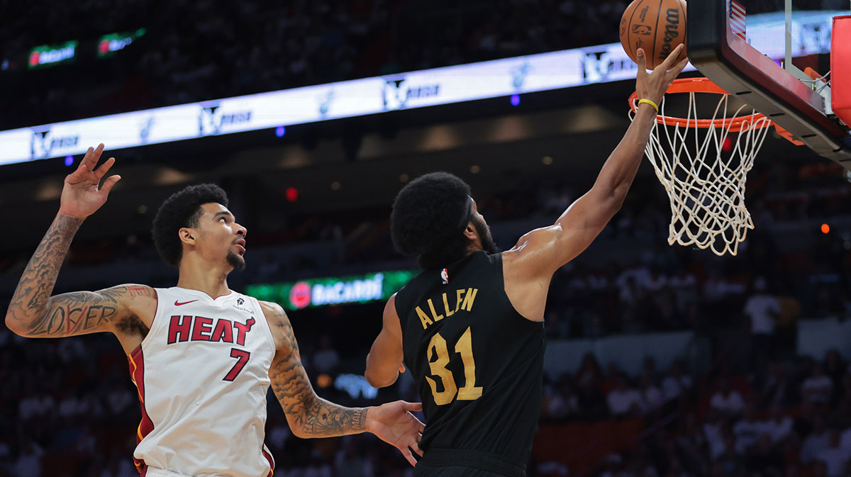 Cleveland Cavaliers center Jarrett Allen (31) drives to the basket past Miami Heat center Kel'el Ware (7) in the first quarter during game three for the first round of the 2025 NBA Playoffs at Kaseya Center.