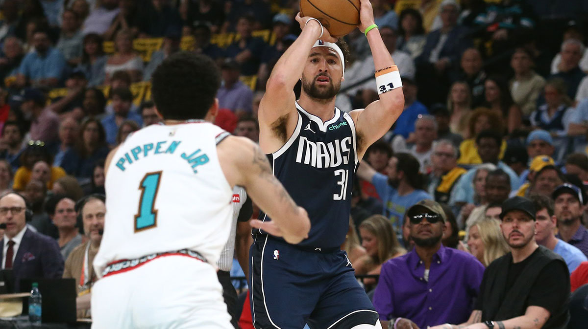 Dallas Mavericks guard Klay Thompson (31) shoots during the first quarter against the Memphis Grizzlies at FedExForum
