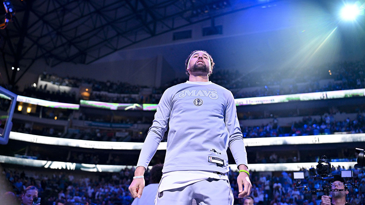 Dallas Mavericks guard Klay Thompson (31) is introduced before the game against the Toronto Raptors at the American Airlines Center.