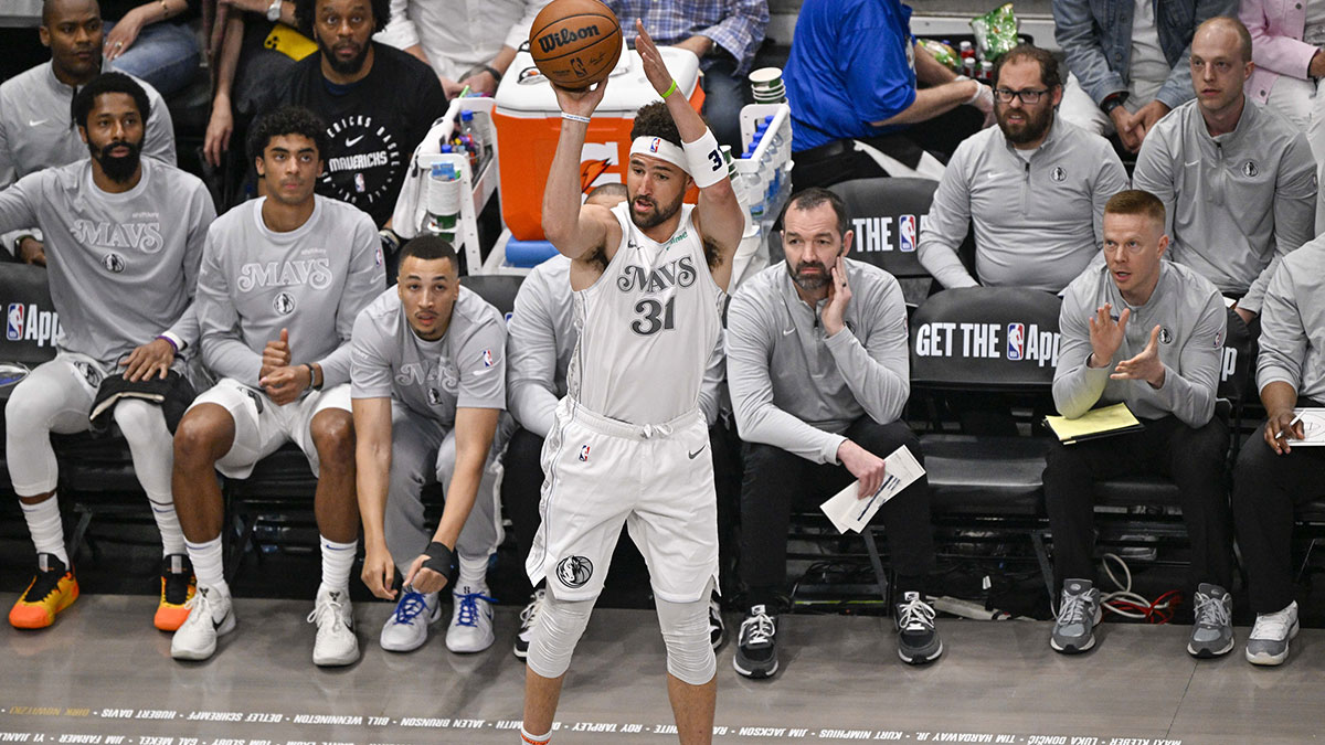 Dallas Mavericks guard Klay Thompson (31) in action during the game between the Dallas Mavericks and the Los Angeles Lakers at American Airlines Center.