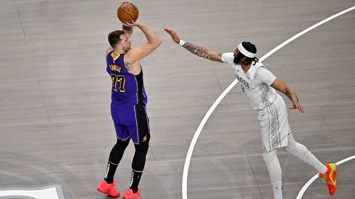 The Lakers Guardian Luka Darabia (77) and Dallas Mavericks attacked Anthony Davis (3) in action