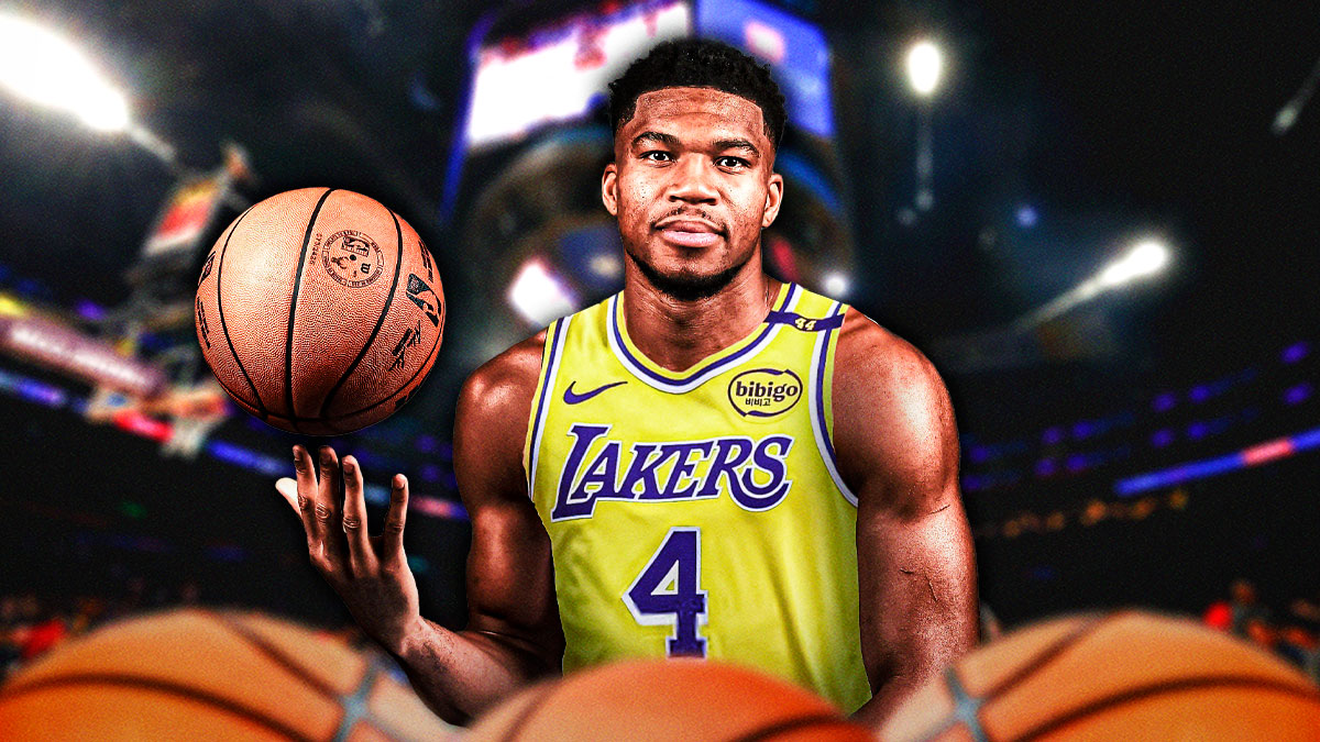 Giannis Antetokounmpo in a Lakers jersey