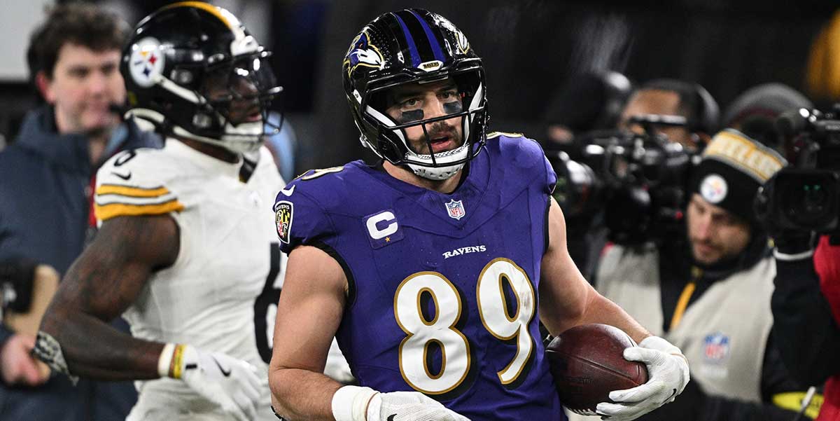 Baltimore Ravens tight end Mark Andrews (89) against the Pittsburgh Steelers in the second quarter in an AFC wild card game at M&T Bank Stadium.