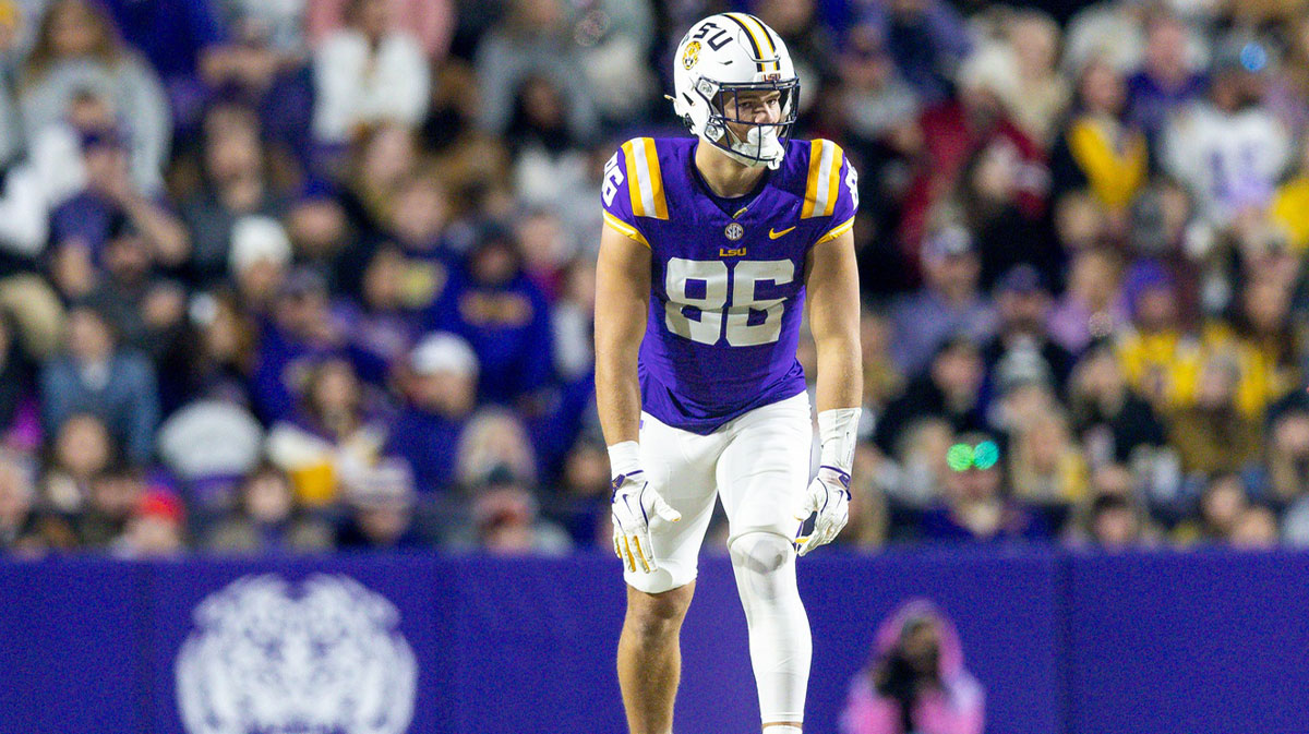 LSU Tigers tight end Mason Taylor (86) looks on against the Oklahoma Sooners during the first quarter at Tiger Stadium.