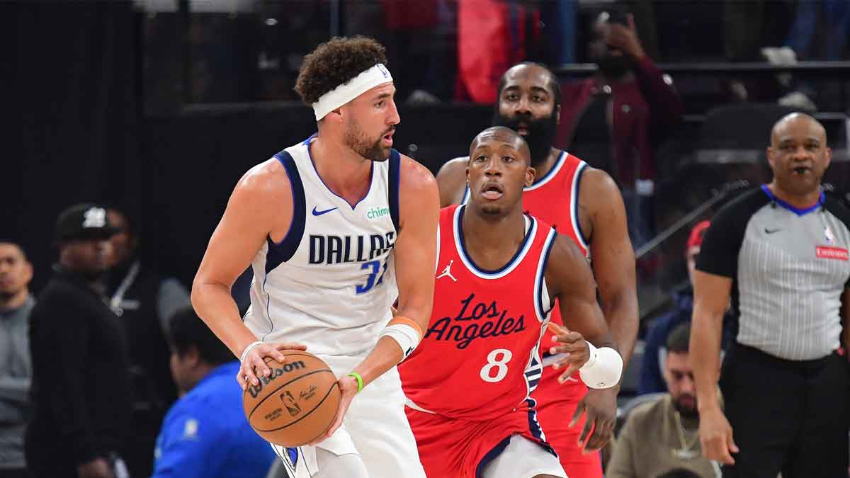Mavericks' Klay Thompson handles ball