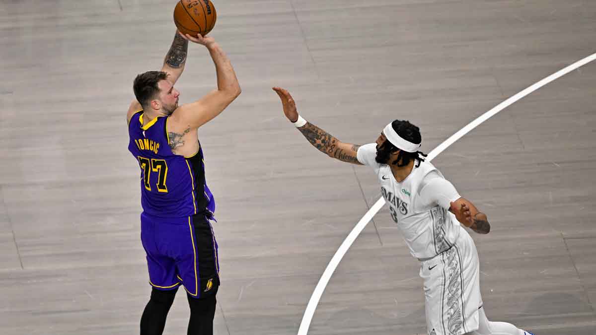 Los Angeles Lakers Guard Luka Doncic (77) Collapse on Dallas Mavericks Next Anthony Davis (3) During the first quarter in the center of American Airlines.