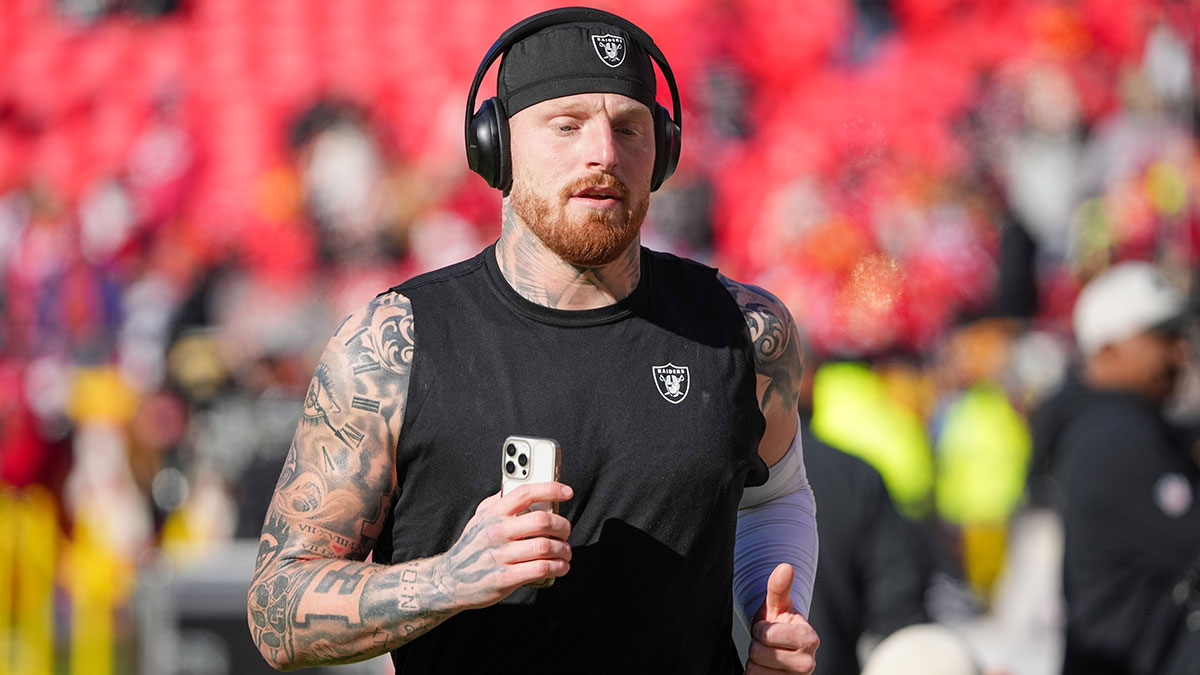 Las Vegas Raiders defensive end Maxx Crosby (98) warms up against the Kansas City Chiefs prior go a game at GEHA Field at Arrowhead Stadium. Mandatory Credit: Denny Medley-Imagn Images