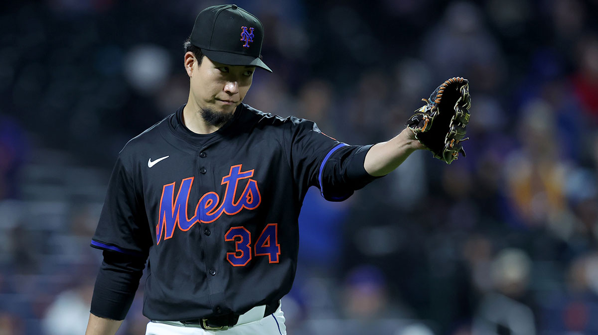 Mets starting pitcher Kodai Senga (34) reacts