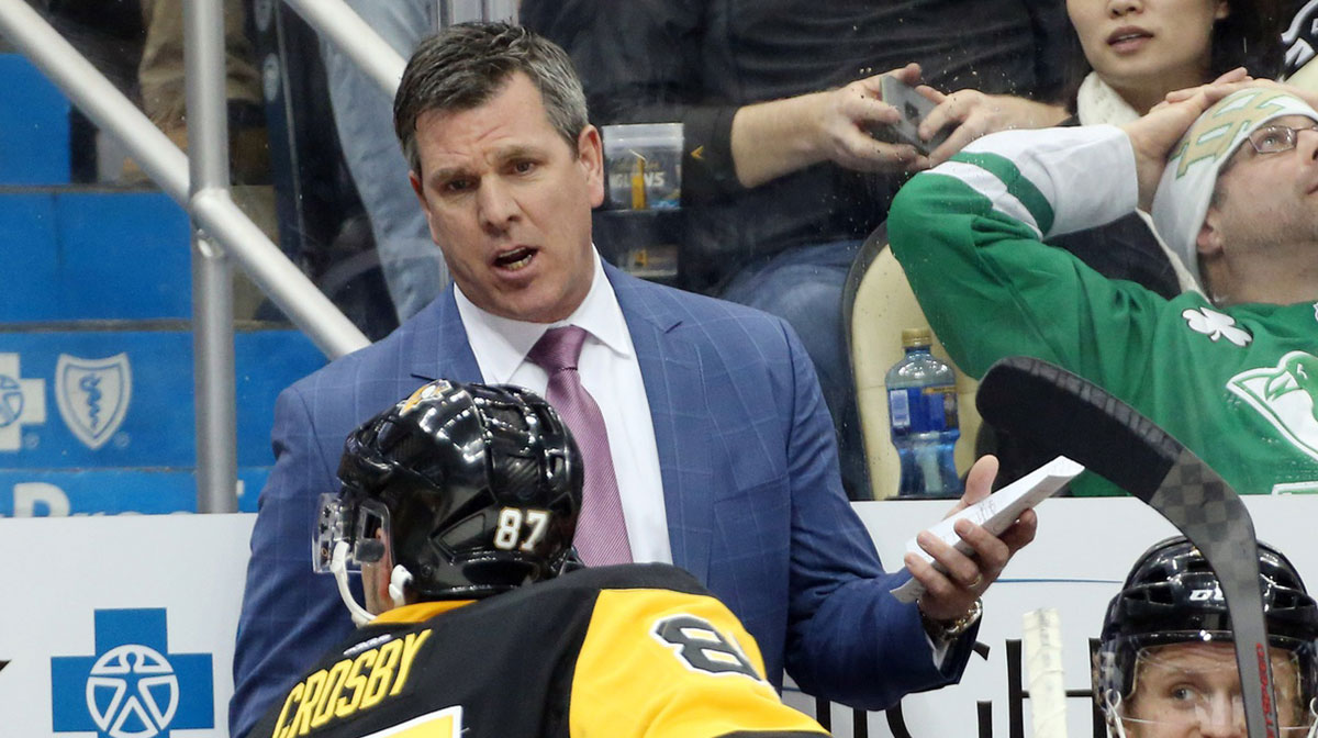 Pittsburgh Penguins head coach Mike Sullivan (middle) gestures as he talks to Pittsburgh Penguins center Sidney Crosby (87) against theDallas Stars during the second period at PPG PAINTS Arena. The Penguins won 3-1.