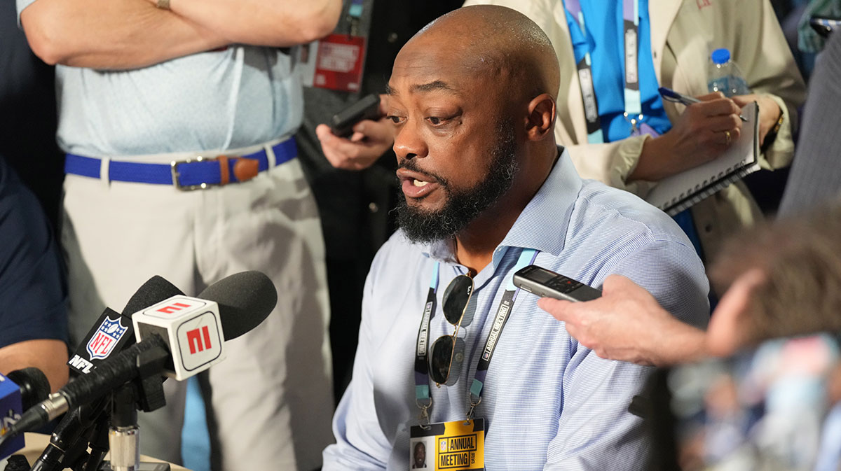 Pittsburgh Steelers head coach Mike Tomlin answers questions from the medianduring the NFL Annual League Meeting at The Breakers.