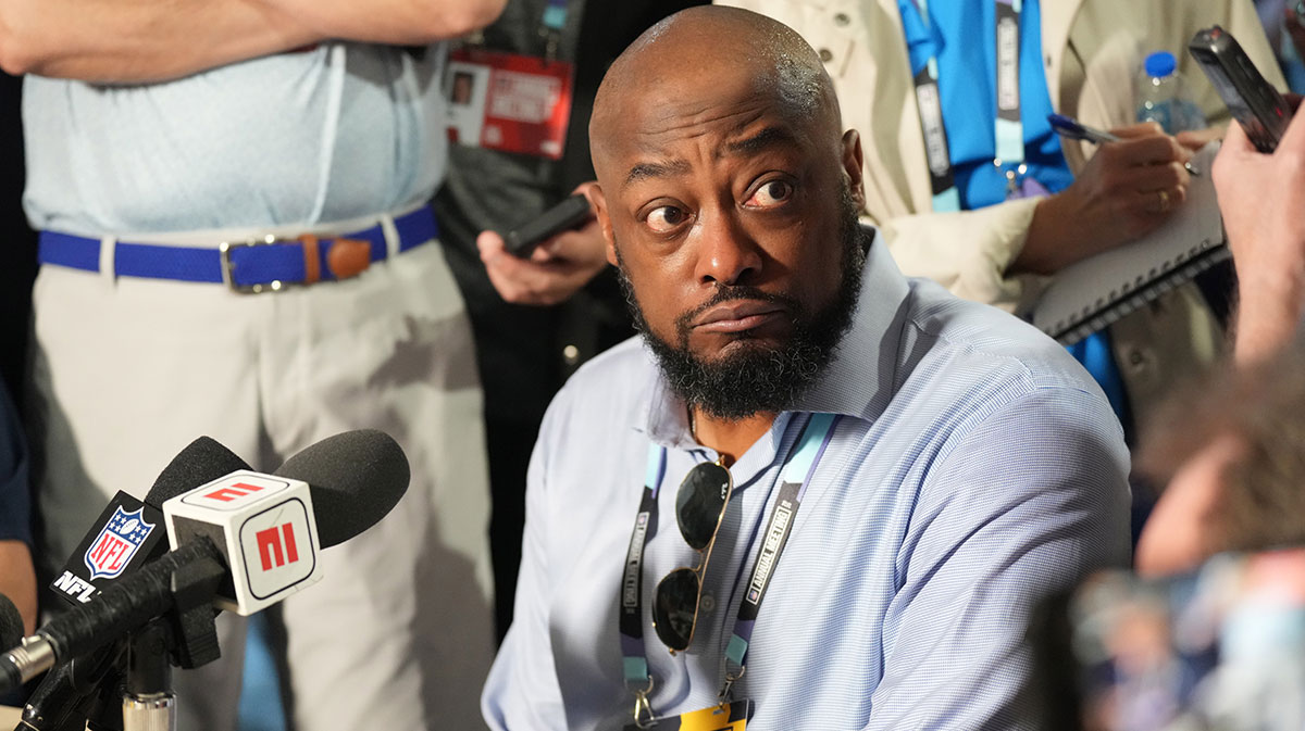 Pittsburgh Steelers head coach Mike Tomlin answers questions from the medianduring the NFL Annual League Meeting at The Breakers