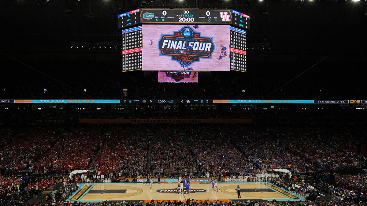 The Houston Cougars and the Florida Gators duing the first half in the national championship game of the Final Four of the 2025 NCAA Tournament at the Alamodome