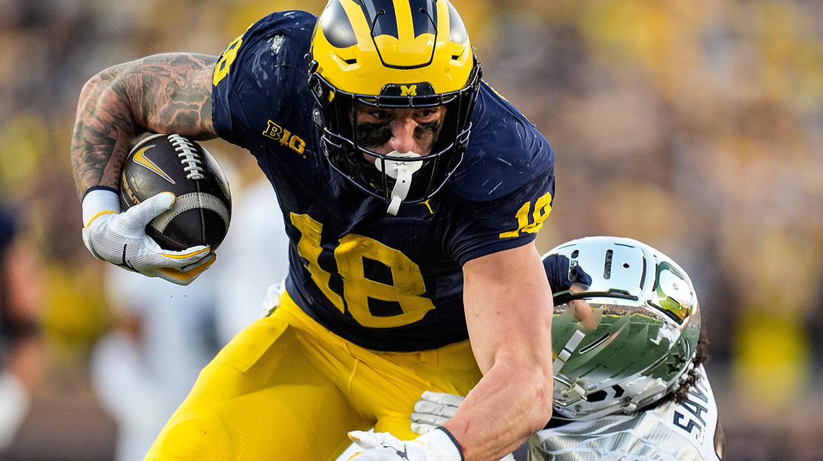 Michigan tight end Colston Loveland (18) makes a catch against Oregon defensive back Kobe Savage (5) during the second half at Michigan Stadium in Ann Arbor