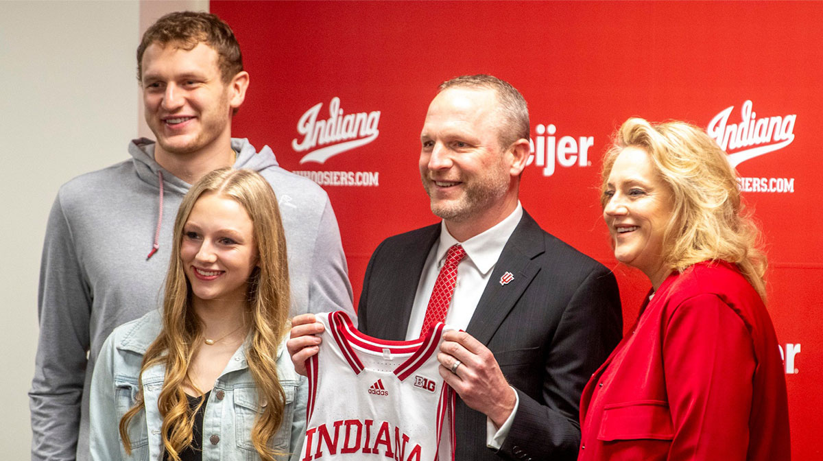 Indiana University men's basketball Head Coach Darian DeVries poses with his family, his son Tucker DeVries, left, his wife Ashley DeVries, right, and his daughter Tatum DeVries, front, at the introductory press conference at Simon Skjodt Assembly Hall on Wednesday, March 19, 2025.