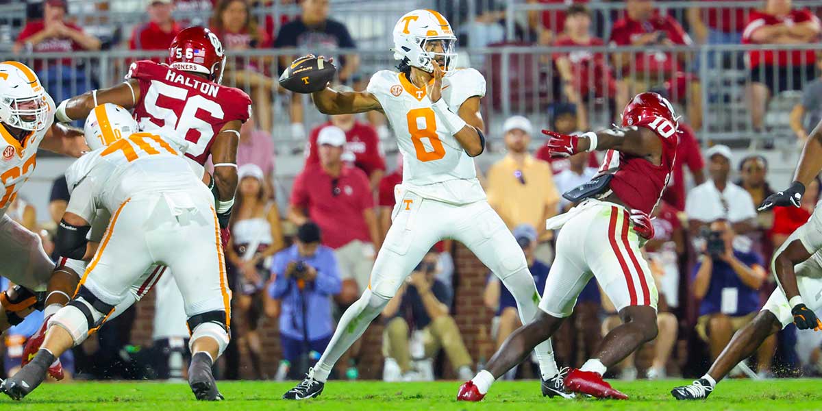 Tennessee Volunteers quarterback Nico Iamaleava (8) throws during the game against the Oklahoma Sooners at Gaylord Family-Oklahoma Memorial Stadium.